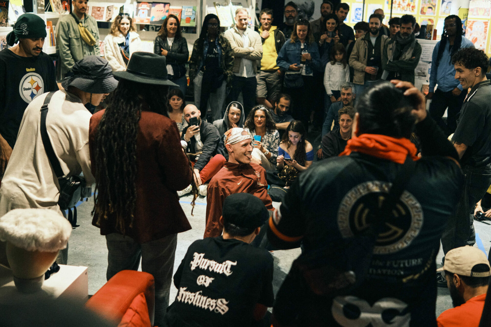 Cercle form&eacute; autour d’un invit&eacute; lors d’une session TRIBE TALES en int&eacute;rieur