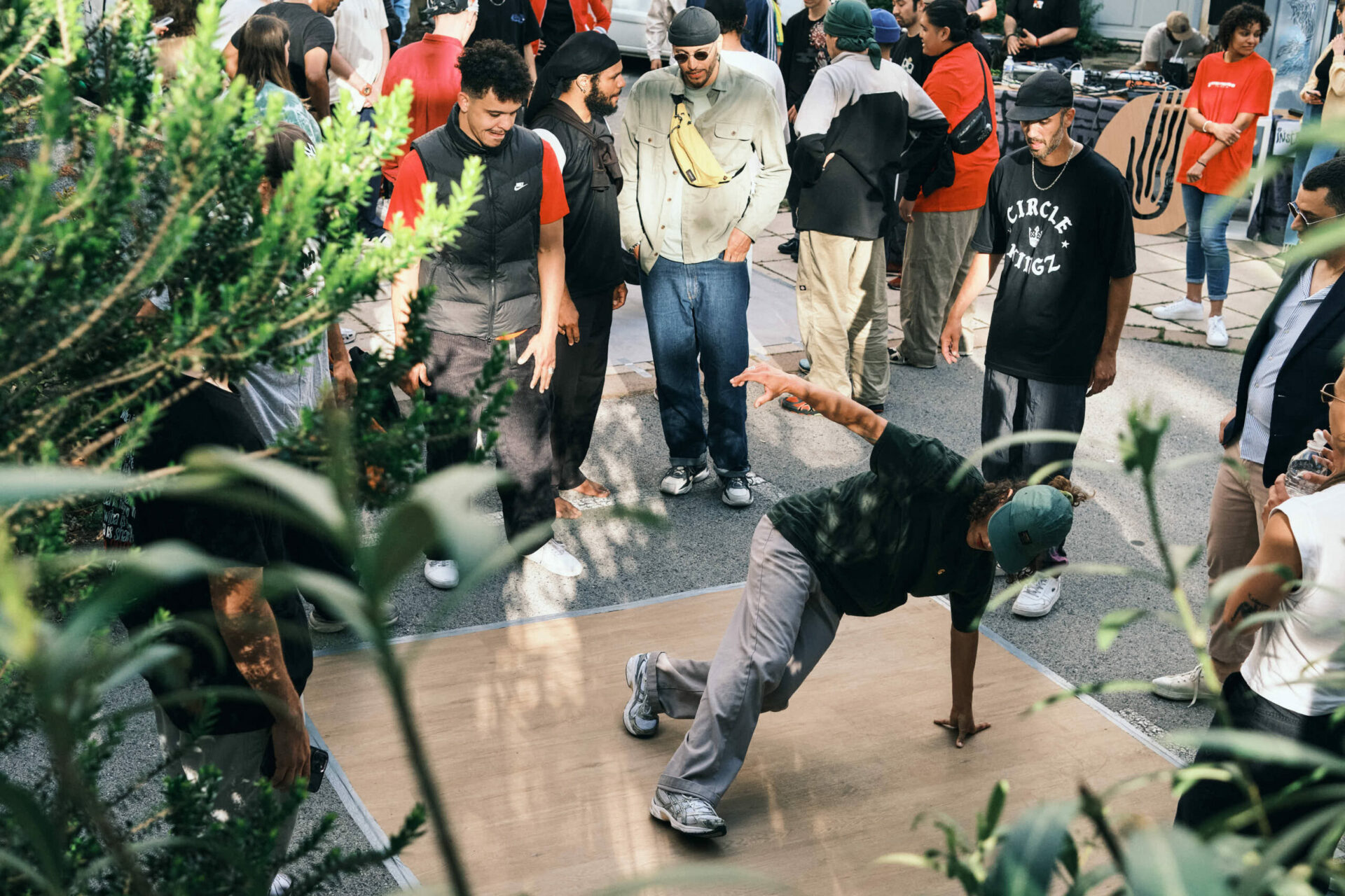 Cypher en ext&eacute;rieur lors d’une pr&eacute;c&eacute;dente &eacute;dition de TRIBE TALES, un danseur au sol entour&eacute; du public
